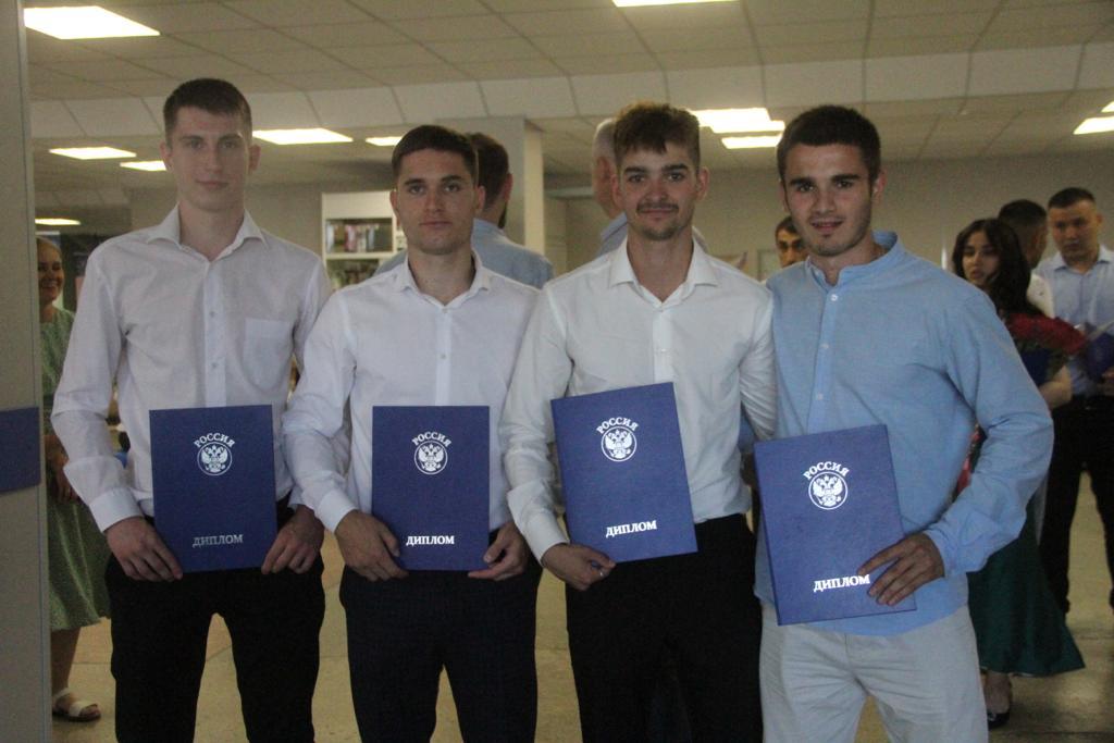 Поздравляем наших выпускников ВУЗов и колледжей!